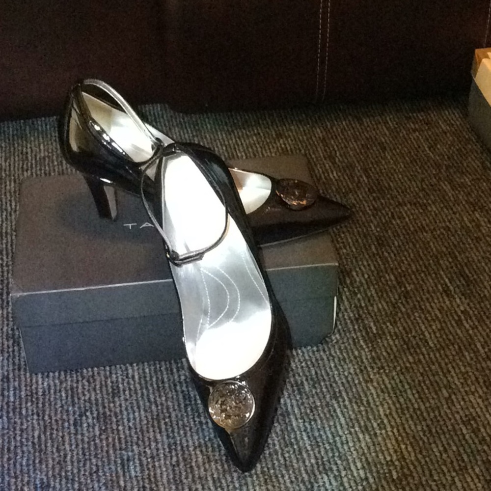 Black patent Tahari heel size 8 1/2